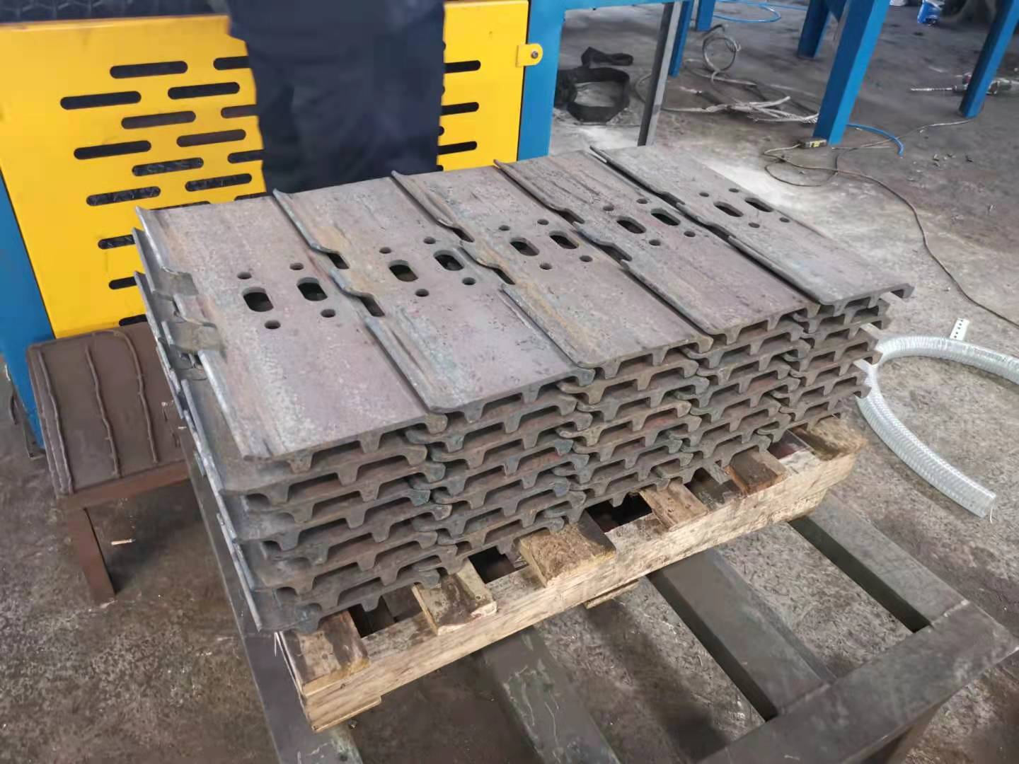 网带金属履带抛丸前.jpg