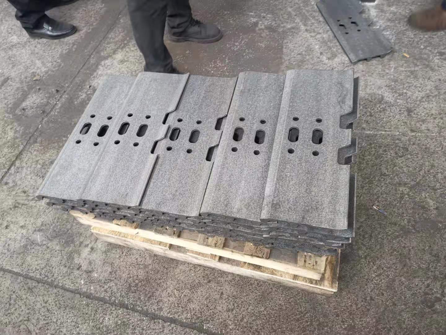 金属履带抛丸后.jpg